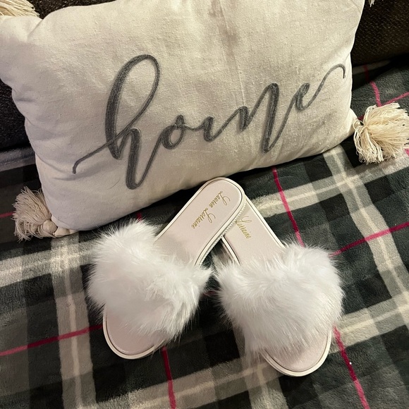 Lauren Lorraine White Furry Slippers - Picture 1 of 4